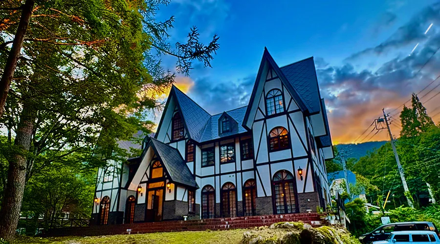 紅葉と夕日が染める秋