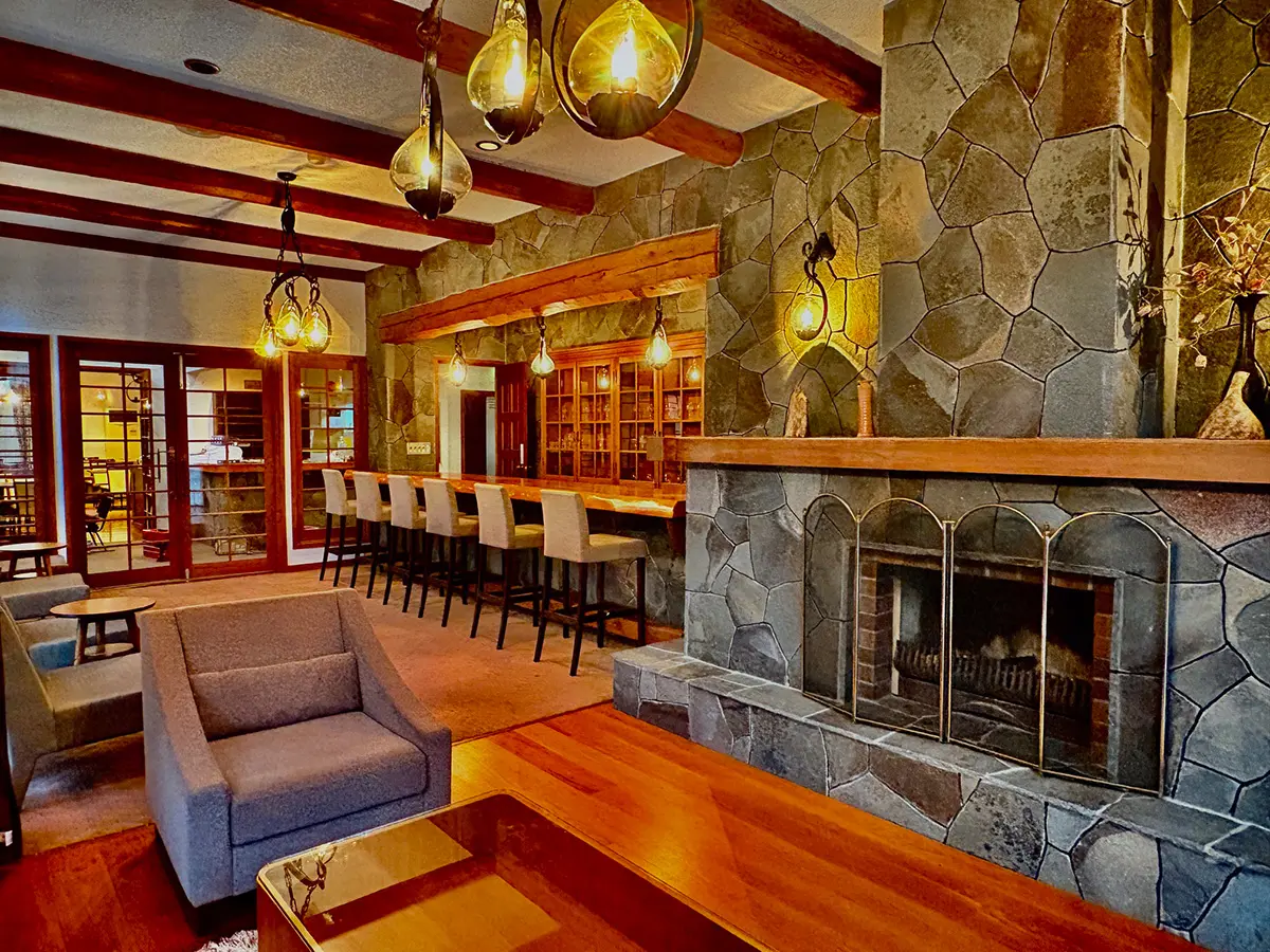 暖炉があるラウンジで過ごす大人時間